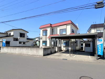 【前面道路含む現地写真】 | 弘前市大字栄町３丁目・中古住宅 | 【リフォーム中】別角度からの外観です。屋根・外壁は塗装を行います。
