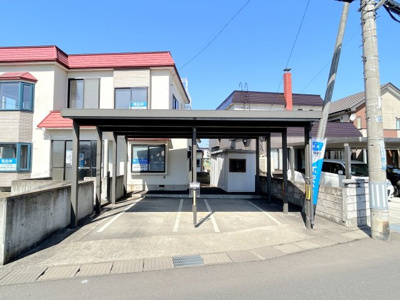 【前面道路含む現地写真】 | 弘前市大字栄町３丁目・中古住宅 | 【リフォーム中】駐車場です。カーポート付きです。カーポートがあると雨や雪の日に助かりますね。