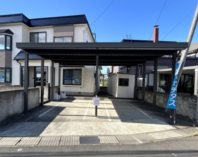 【駐車場】 | 弘前市大字栄町3丁目・中古住宅 | 駐車場です。カーポート付きです。カーポートがあると雨や雪の日に助かりますね。