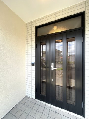 【玄関】 | 弘前市大字栄町3丁目・中古住宅 | 玄関ドアです。クリーニングと鍵交換を行いました。風除室がついているので、雨や雪の日に助かりますね。