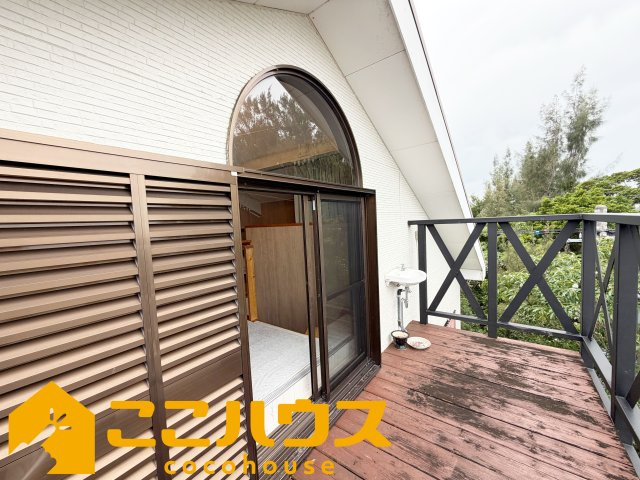 恩納村谷茶　中古一戸建てのバルコニー|屋根裏から通じるちょっとしたテラスがございます