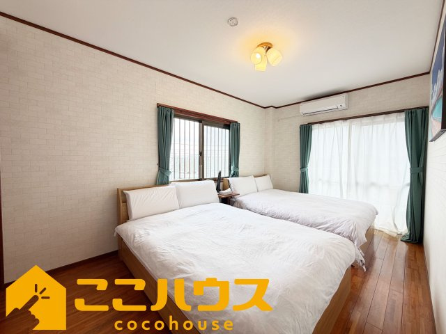 恩納村谷茶　中古一戸建ての洋室|光を取り込みやすく、大人数での利用が可能です◎