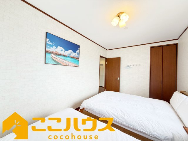 恩納村谷茶　中古一戸建ての洋室|収納スペースもございます♪