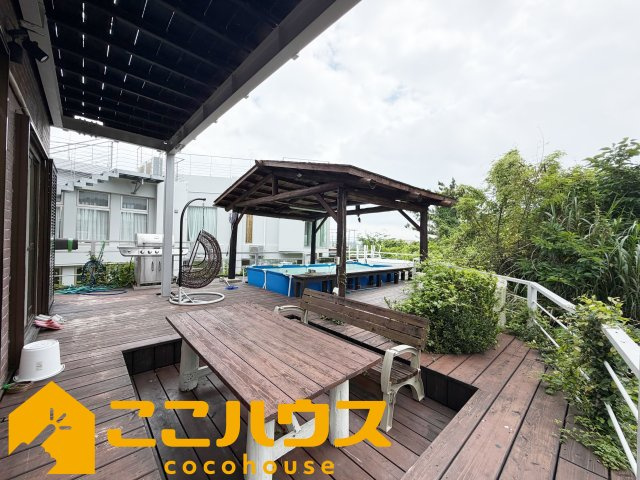 恩納村谷茶　中古一戸建てのバルコニー|ベンチとテーブルも設置されているので休憩に最適♪