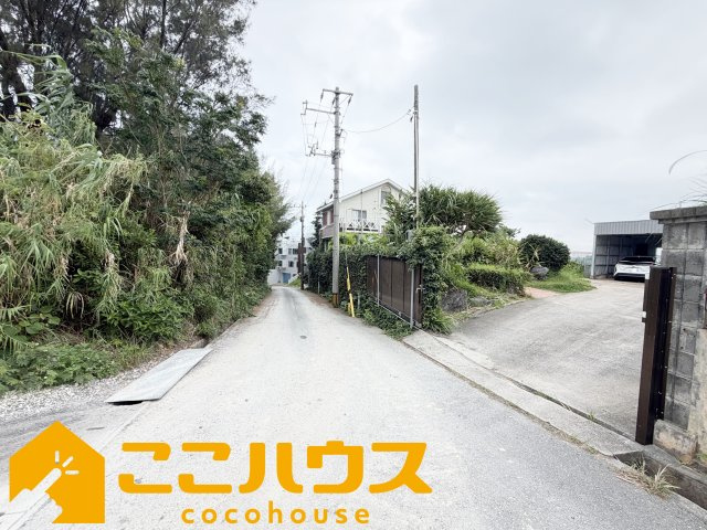 恩納村谷茶　中古一戸建ての前面道路含む現地写真|接道5m