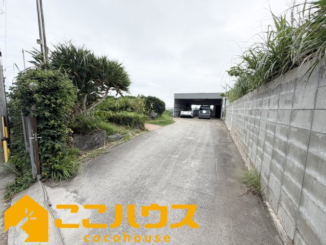 恩納村谷茶　中古一戸建ての駐車場|奥へ進むと車庫がございます