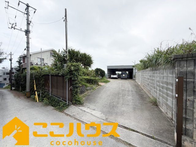 恩納村谷茶　中古一戸建ての前面道路含む現地写真|接道5m