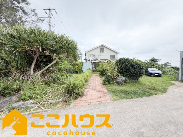 恩納村谷茶　中古一戸建てのその他|玄関へと導くアプローチ