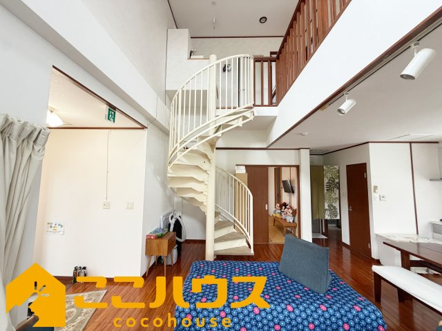 恩納村谷茶　中古一戸建ての玄関|2階へ続く螺旋階段〜
