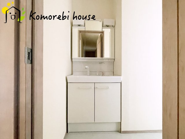 さいたま市北区大成町　新築一戸建て　ハートフルタウン　Aの独立洗面台|朝の支度にも助かる、独立の洗髪洗面化粧台