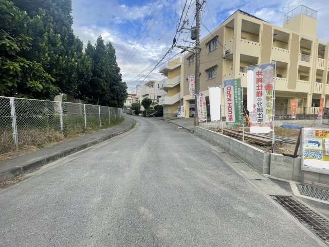 那覇市仲井真（全8棟）3号棟の前面道路含む現地写真|※北側公道6.1m♪
