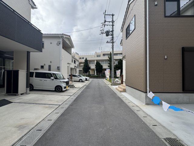 那覇市仲井真（全8棟）3号棟の前面道路含む現地写真|※南西側中央位置指定道路4m♪