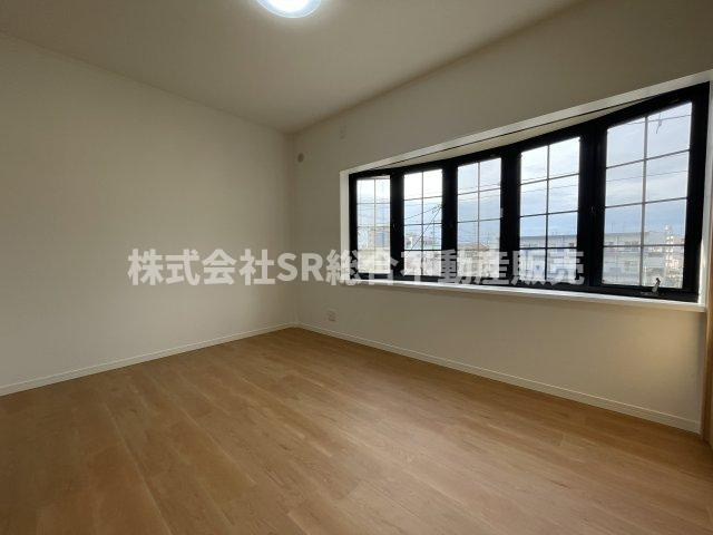 昭和町中古戸建の子供部屋|大きな窓から採光たっぷり入るお部屋です！