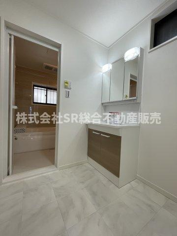 昭和町中古戸建の脱衣所|室内洗濯機置場もあり清潔感のある脱衣場です！