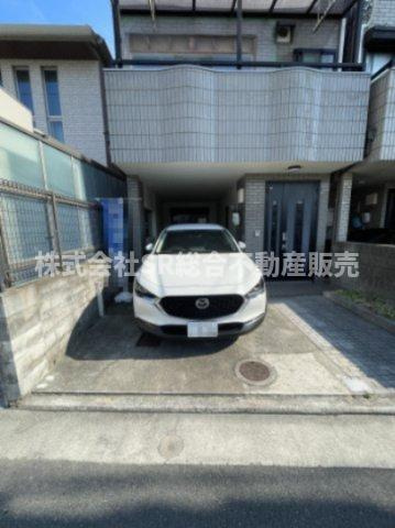 昭和町中古戸建の駐車場|お車をお持ちの方には必要な駐車場は、駐車スペース2台分（縦列）あります！ご夫婦で1台ずつ所有、来客時に便利です。