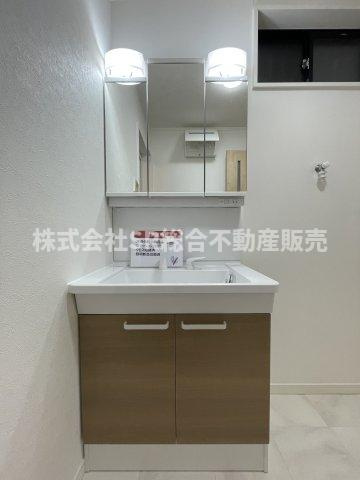 昭和町中古戸建の独立洗面台|独立洗面台、鏡裏に小物を置くことができて便利です！
