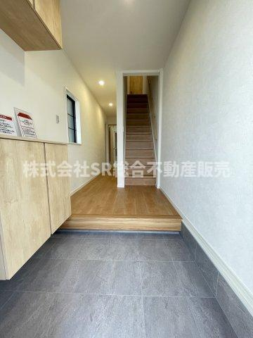 昭和町中古戸建の玄関|玄関にはシューズボックスもあり広く使えます！