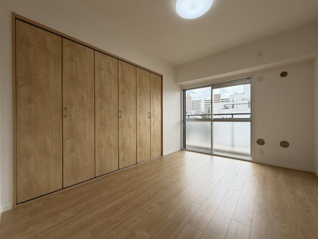 三旺マンション第５植田の洋室|落ち着いたトーンで統一された、居心地の良い洋室。主寝室としてはもちろん、お子様のお部屋やゲストルームなど、用途を選ばずフレキシブルにご活用いただける使い勝手の良いスタンダードなお部屋です。
