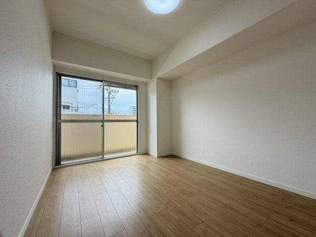 三旺マンション第５植田の洋室|テレワークや趣味の部屋としても使い勝手の良い洋室。収納力に優れたクローゼットを備えており、お部屋をすっきり広くお使いいただけます。ライフスタイルの変化にも柔軟に対応できる空間です。
