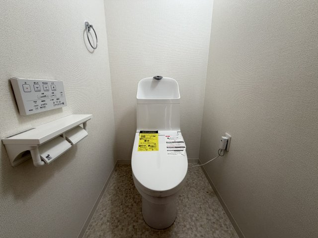 三旺マンション第５植田のトイレ|清潔感のある白を基調とした、シンプルなデザインのトイレ。温水洗浄便座などの快適機能もしっかり備え、ご家族皆様が毎日気持ちよくお使いいただける、ベーシックで使い勝手の良い空間です。
