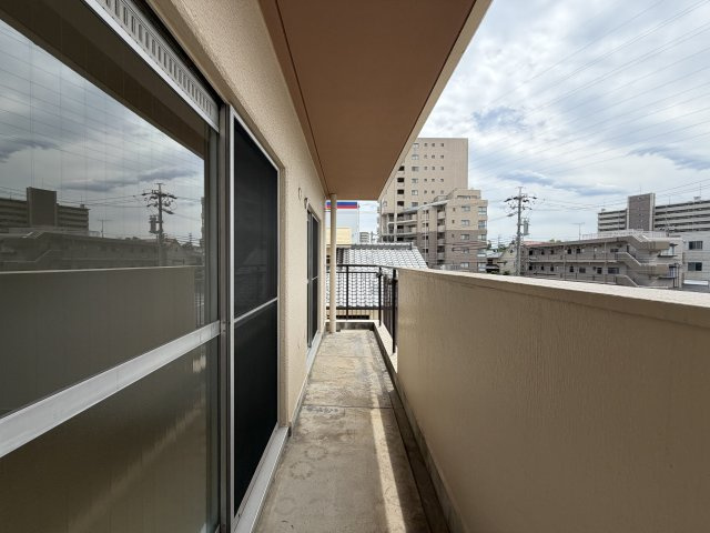 三旺マンション第５植田のバルコニー|陽当りの良いバルコニーは、物干しセットを追加すれば、一度にたくさんのお洗濯物が干せるのが魅力！バルコニーは洗濯物を干すだけの場所じゃなく、家族のゆとりのある時間を演出するプライベート空間。

