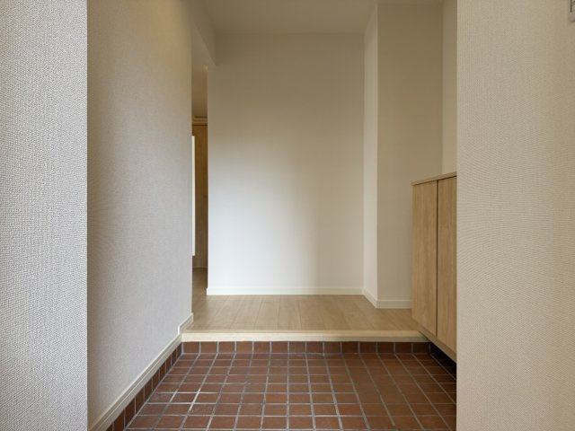 三旺マンション第５植田の玄関|「行ってきます」「おかえりなさい」の言葉が響き渡る、家族を優しく迎えるエントランス。自然光が差し込む明るい空間で、訪れるゲストにも好印象を与える、自慢の我が家の顔になります。
