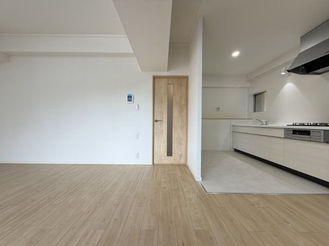 三旺マンション第５植田のキッチン|お料理のしやすいゆとりのある作業スペースを確保したキッチン。使い勝手の良い収納や、お手入れが簡単な素材を採用しており、毎日の調理を快適にサポートします。どんな空間にも馴染むデザインです。
