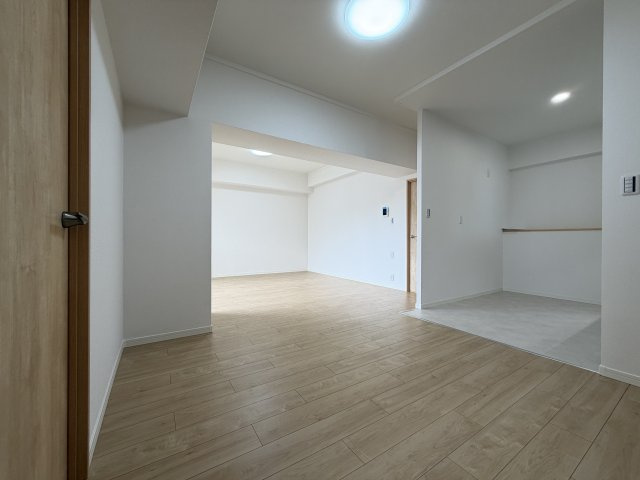 三旺マンション第５植田の居間・リビング|導線もしっかりと取れている間取りなので、ダイニングテーブルやソファー、ローテーブルなどの家具もしっかりと配置できます。ゆったりとした広さの空間でご家族だんらんの時間をお過ごしください。
