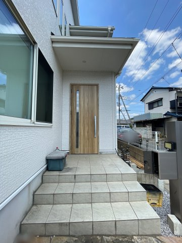中古戸建・中古住宅　太田市八幡町　太田小学校・西中学校の玄関|屋根付きの玄関ポーチはドアの開閉時に雨に濡れることを防ぎます！