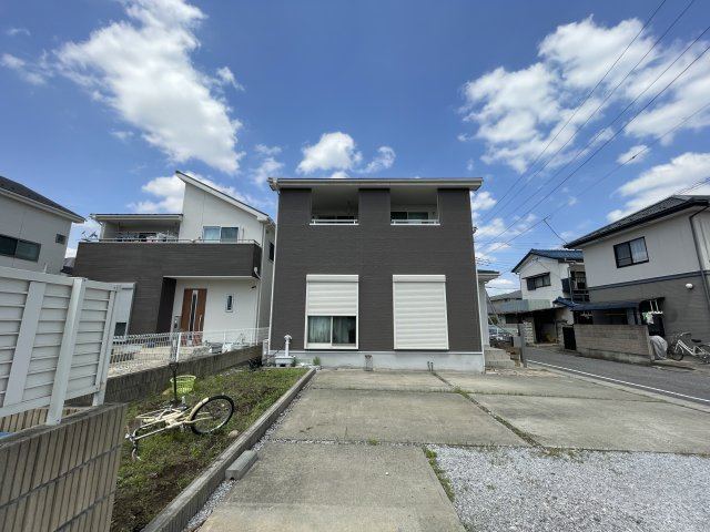 中古戸建・中古住宅　太田市八幡町　太田小学校・西中学校の外観|1階の掃き出し窓にはシャッターがついているので外出時の防犯対策や台風などの暴風対策に便利です！