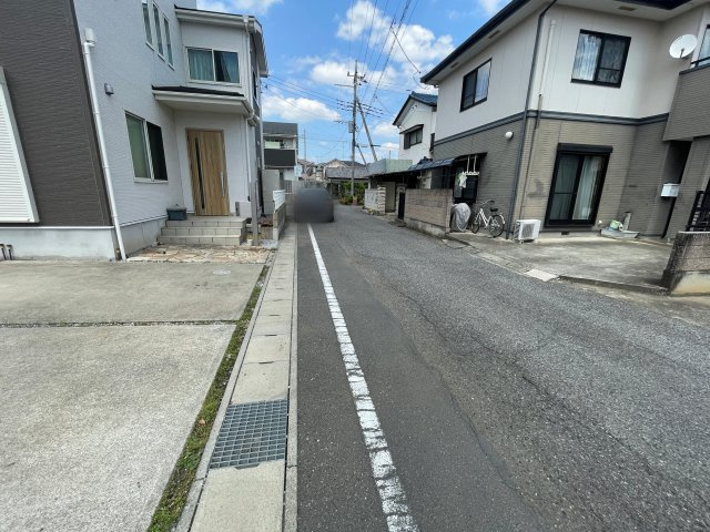 中古戸建・中古住宅　太田市八幡町　太田小学校・西中学校の前面道路含む現地写真|車通りも落ち着いている前面道路です。