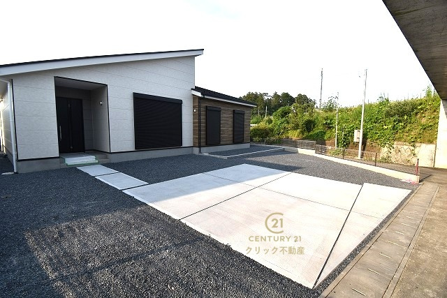 GRACE　水戸市酒門町　2期 　限定1棟！の玄関|たっぷり入る玄関収納です！扉の中は可動棚ですので、用途に合わせて高さを自由に変えることができます。玄関ドアにも断熱材が充填されており、冬の寒さが軽減されます。（写真は完成イメージ）