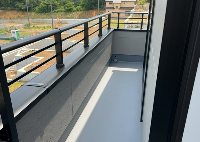 【バルコニー】 | バルコニーは、室外の専用スペースのうち、「屋根がなく開放された空間」であるものを指します。ベランダより広いタイプのものが多く、日当たりもよいため家庭菜園などを楽しみたい人にとって適した環境となります。