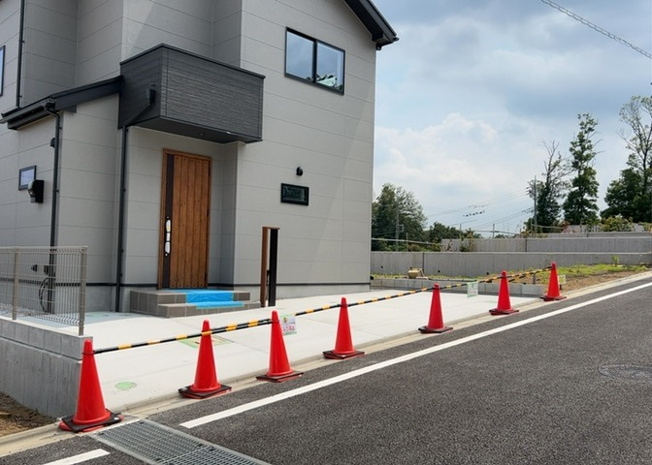 【前面道路含む現地写真】 | 住宅用の土地では前面道路に2m以上接していなければならないと法律で定められています。しかし、お持ちの車のサイズやライフスタイルなどにより、2mでは利便が悪い場合もございますので、事前に確認しましょう。