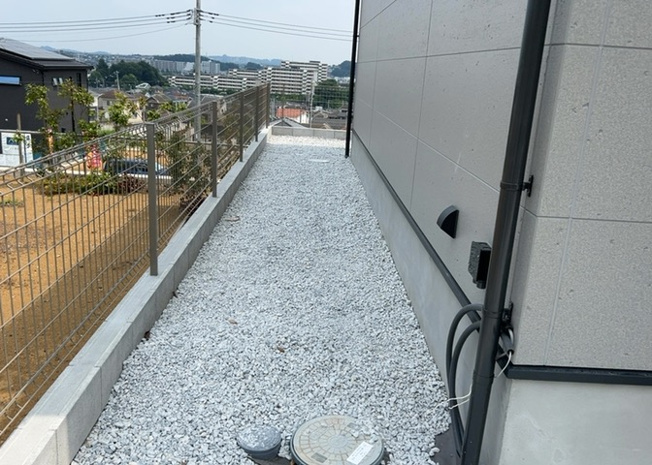 【庭】 | 庭があることでガーデニングや家庭菜園はもちろん、こどもの遊び場やペットを放して遊ぶことができます。また、家の周囲に余裕があるということです。隣地との間があれば、十分な日当たりと、風通しが確保できます。