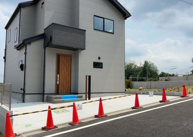 【前面道路含む現地写真】 | お持ちの車種によっては前面道路が広い方が便利でしょう。しかし、前面道路が広ければその分交通量が多くなるため、騒音などが気になる場合があります。実際に現地を見学し、周辺交通量や騒音などを確認しましょう！