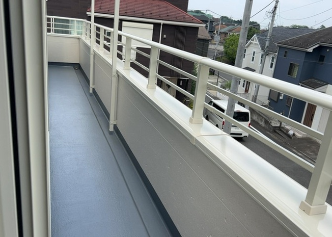 【バルコニー】 | バルコニーは、室外の専用スペースのうち、「屋根がなく開放された空間」であるものを指します。ベランダより広いタイプのものが多く、日当たりもよいため家庭菜園などを楽しみたい人にとって適した環境となります。