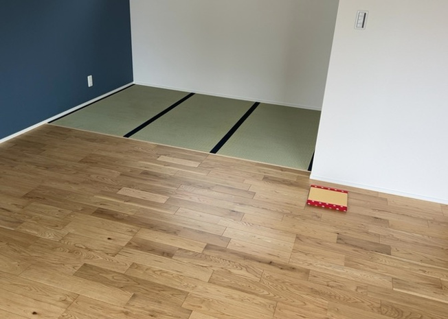 【ダイニング】 | ダイニングは、食事や家族の団らんスペースとしてだけではなく、ほかの用途としても使用することができます。ダイニングテーブルを置き、食事のためのスペースを作ることでリビングとの差別化を図ることができます。