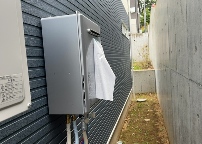 【発電・温水設備】 | 省エネ給湯器とは従来型の給湯器より熱効率が高く、少ない燃料でたくさんのお湯を沸かすことが出来る高効率な給湯器のことを指します。また、省エネ給湯器には種類があり、利便性や効果なども様々です。