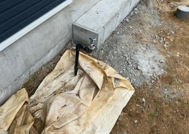 【設備】 | 敷地内には、散水栓や立水栓があります。水道水を直接利用できるため、水を運ぶ手間を省くことが出来ます。大量の水を必要とする洗車作業や清掃などに役立ちます。その他設備とあわせて、現地でご確認ください。