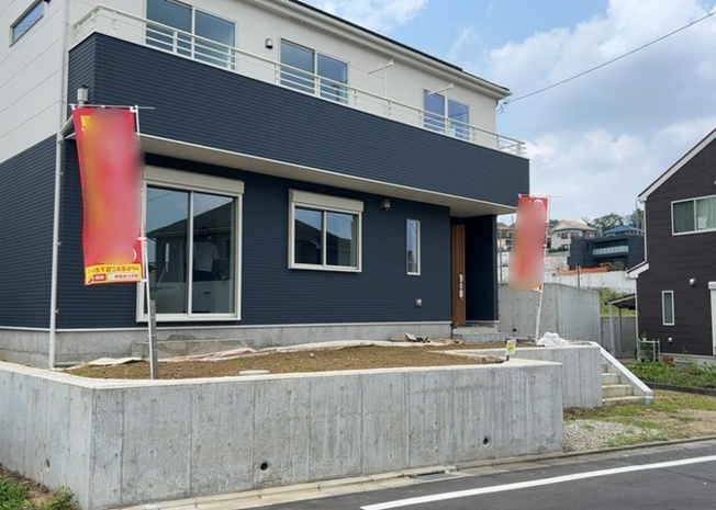 【前面道路含む現地写真】 | お持ちの車種によっては前面道路が広い方が便利でしょう。しかし、前面道路が広ければその分交通量が多くなるため、騒音などが気になる場合があります。実際に現地を見学し、周辺交通量や騒音などを確認しましょう！