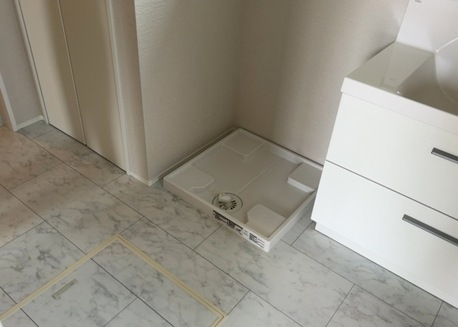 【脱衣所】 | 多くの戸建て住宅で見かける洗面脱衣所は、洗面台と洗濯機が2畳ほどのスペースに並べられていて、洗面所が脱衣所を兼ね備えている間取りが一般的です。お客様が利用することもある、パブリックな空間でもあります。