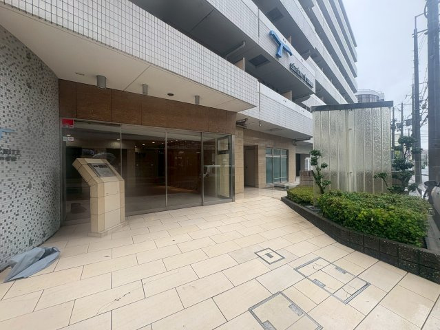 SERENITE江坂四番館のエントランス