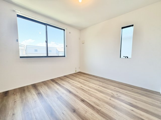 中古戸建　尼崎市浜3丁目の寝室|3F寝室　6.1帖　二面採光で開放的♪3階の広々としたお部屋で静かにプライベート時間を過ごせます♪