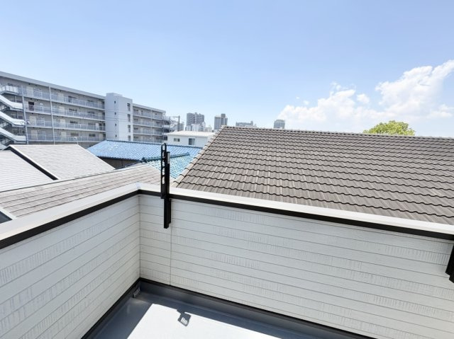 中古戸建　尼崎市浜3丁目のバルコニー|3Fバルコニー　廊下と洋室5.6帖から出られます。