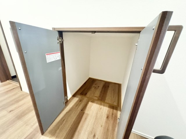 中古戸建　尼崎市浜3丁目の収納|1F階段横、デッドスペースを有効活用した収納　1階で使う物を1階に置ける為掃除機・掃除用品の収納に◎
