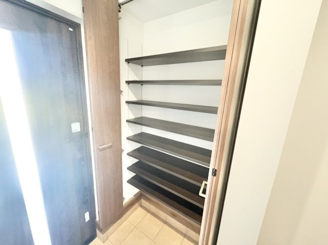 中古戸建　尼崎市浜3丁目の収納|大容量のシューズボックス完備で来客時も安心！靴をすっきりと収納でき、玄関が広く清潔に保てます♪