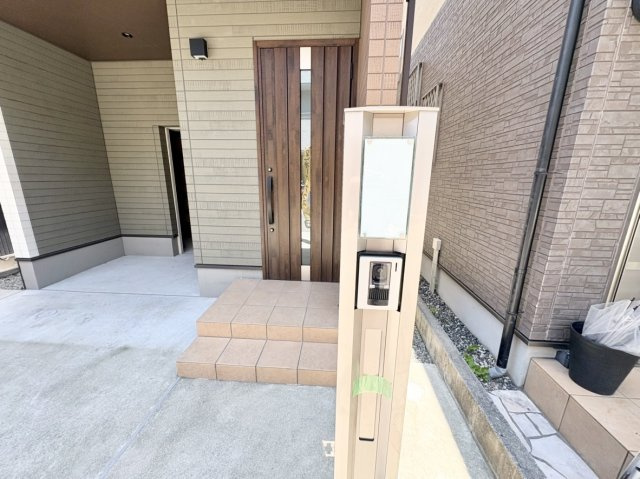 中古戸建　尼崎市浜3丁目のエントランス|駐車場や玄関アプローチは高圧洗浄で外観までも綺麗に♪防犯面も安心なTVモニター付きインターホン完備。