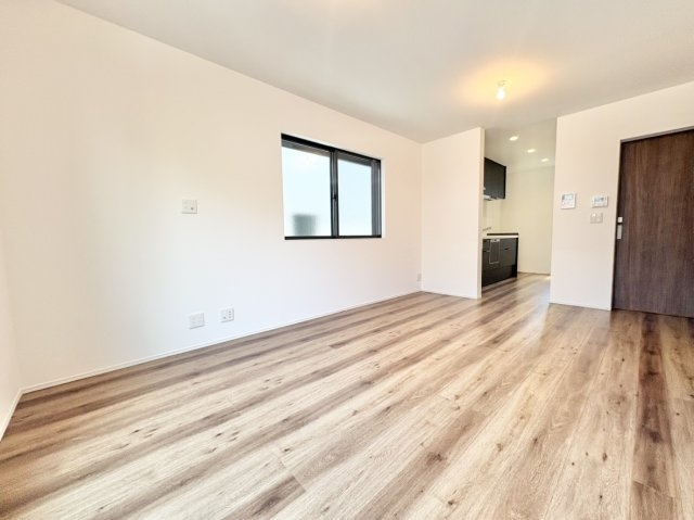 中古戸建　尼崎市浜3丁目の居間・リビング|キッチンが奥まった配置で来客時も視界に入りづらく配慮された間取り♪壁紙を1Fのトイレ以外すべて貼替済♪