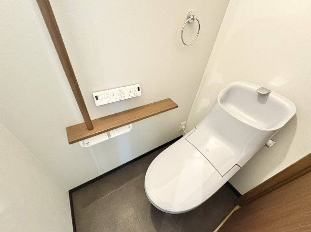 中古戸建　尼崎市浜3丁目のトイレ|温水洗浄便座で、冬でも暖かい便座で冷え知らず！洗浄機能で衛生的♪（1F＆2Fにございます。）